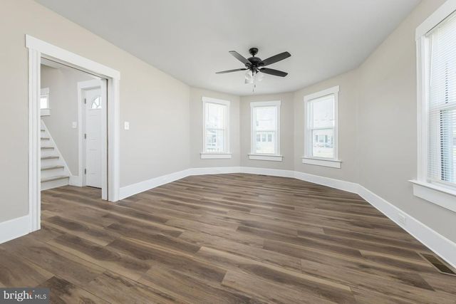 372 W BROAD ST, Gibbstown, NJ 08027