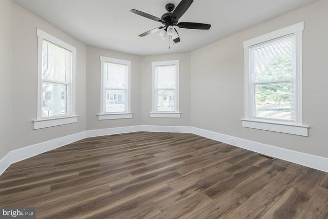 372 W BROAD ST, Gibbstown, NJ 08027