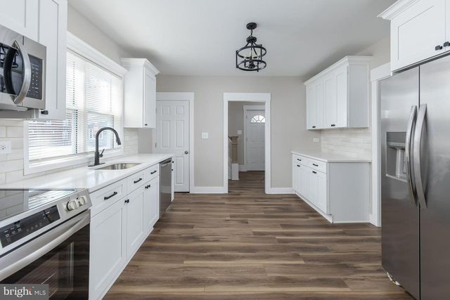 372 W BROAD ST, Gibbstown, NJ 08027
