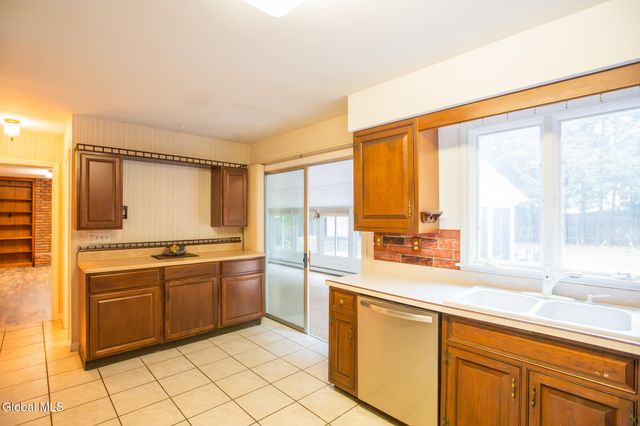 10 Oakwood Drive, Queensbury, NY 12804