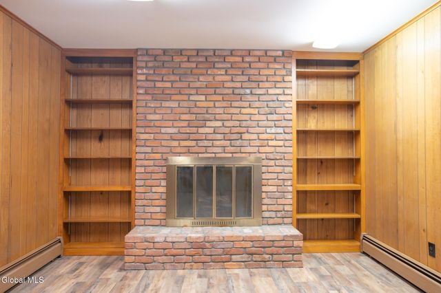 10 Oakwood Drive, Queensbury, NY 12804