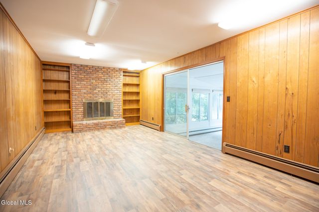 10 Oakwood Drive, Queensbury, NY 12804