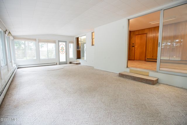 10 Oakwood Drive, Queensbury, NY 12804