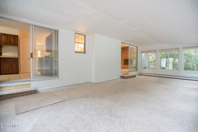 10 Oakwood Drive, Queensbury, NY 12804