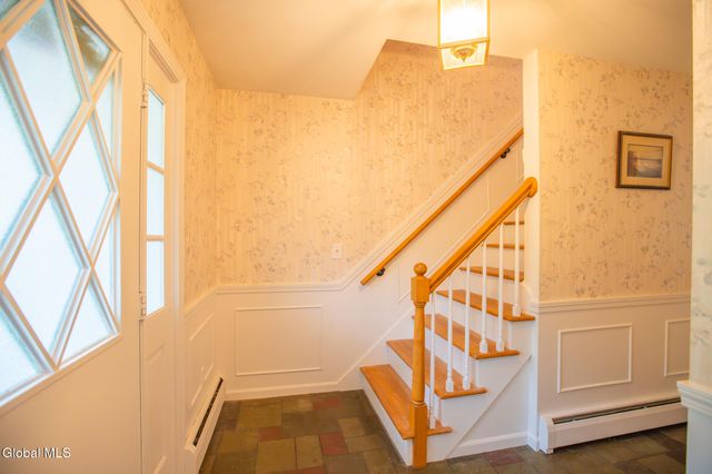 10 Oakwood Drive, Queensbury, NY 12804