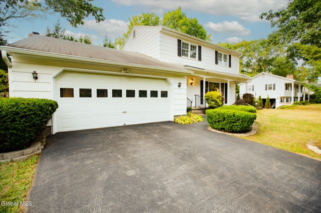 10 Oakwood Drive, Queensbury, NY 12804