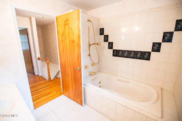 10 Oakwood Drive, Queensbury, NY 12804