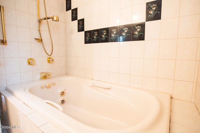 10 Oakwood Drive, Queensbury, NY 12804