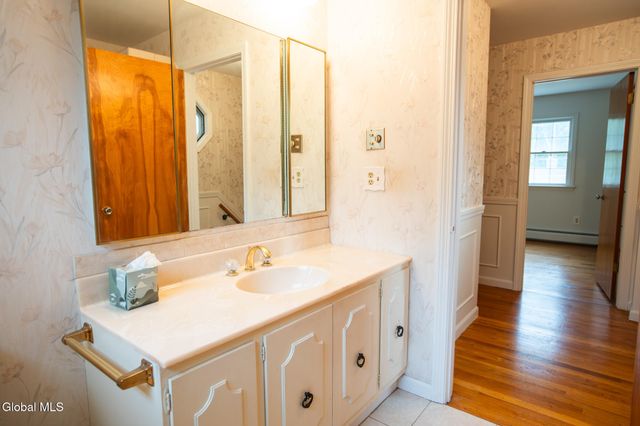 10 Oakwood Drive, Queensbury, NY 12804