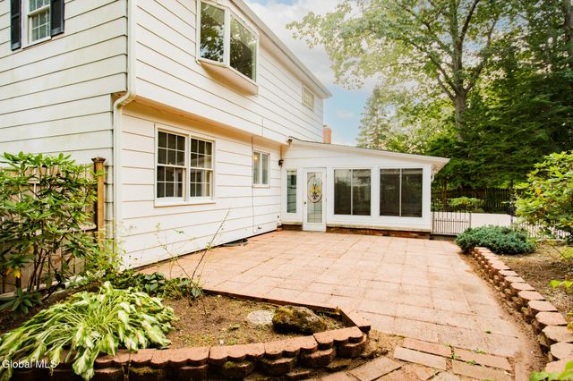 10 Oakwood Drive, Queensbury, NY 12804