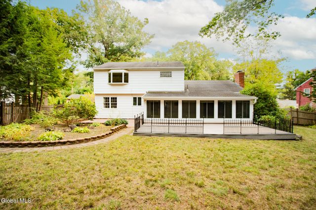 10 Oakwood Drive, Queensbury, NY 12804