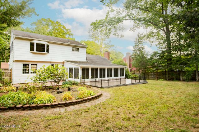 10 Oakwood Drive, Queensbury, NY 12804