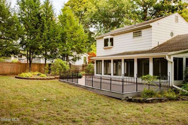 10 Oakwood Drive, Queensbury, NY 12804