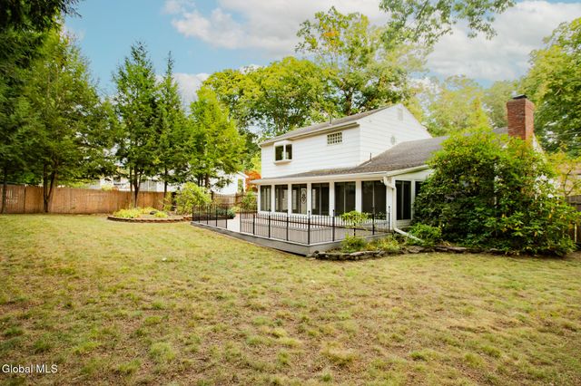 10 Oakwood Drive, Queensbury, NY 12804