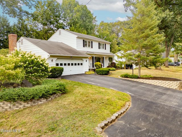 10 Oakwood Drive, Queensbury, NY 12804