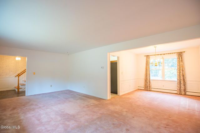 10 Oakwood Drive, Queensbury, NY 12804