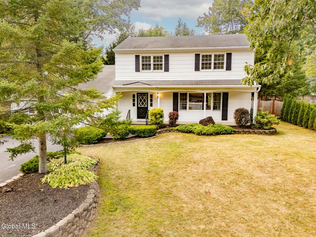 10 Oakwood Drive, Queensbury, NY 12804