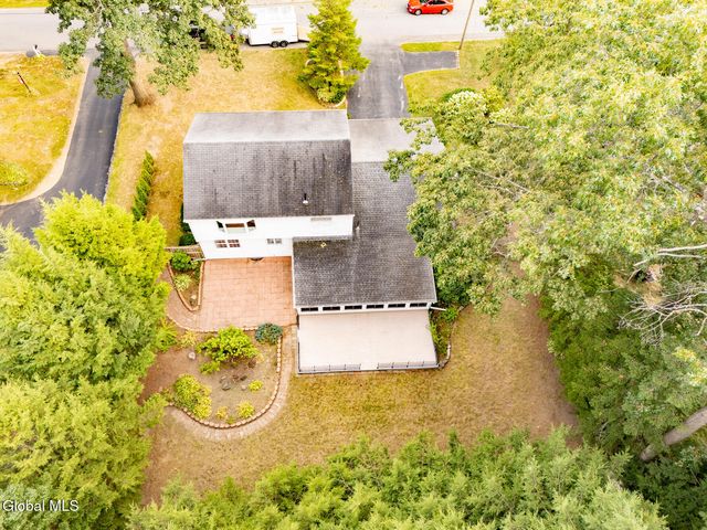 10 Oakwood Drive, Queensbury, NY 12804