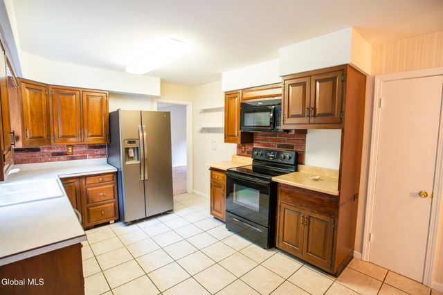 10 Oakwood Drive, Queensbury, NY 12804