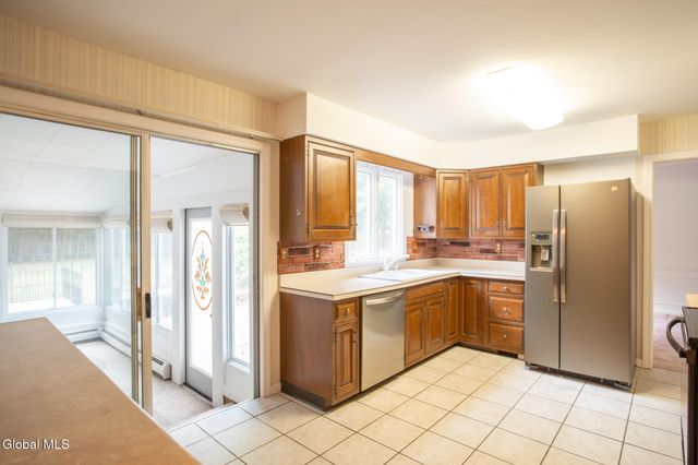 10 Oakwood Drive, Queensbury, NY 12804