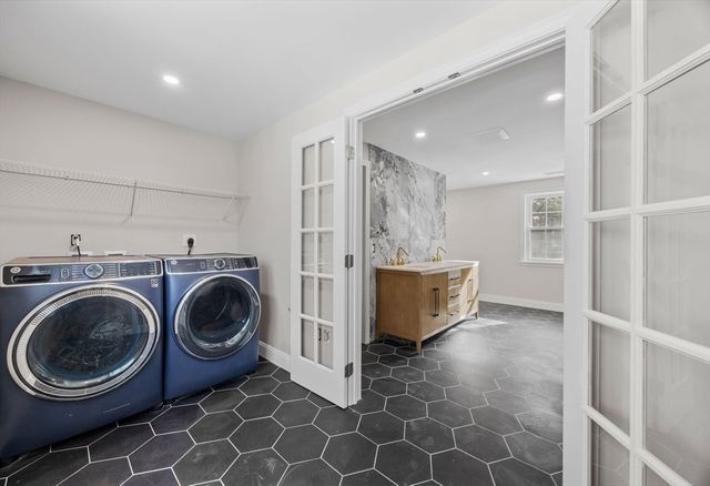 935 King St, Raynham, MA 02767