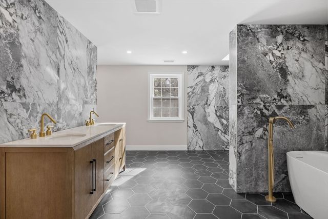 935 King St, Raynham, MA 02767