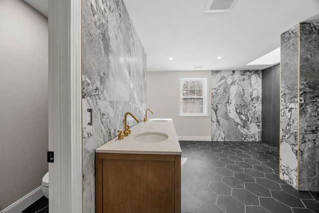 935 King St, Raynham, MA 02767