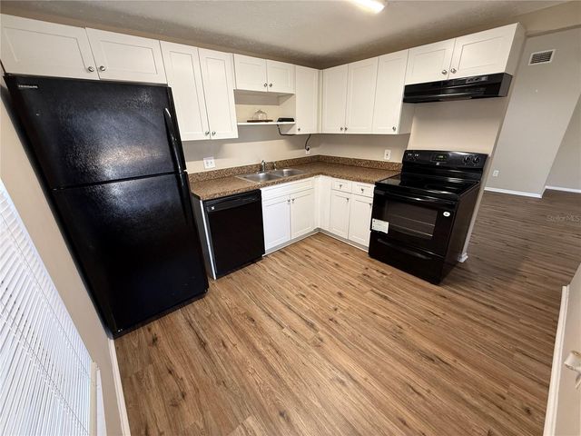 3246 FOX LAKE DRIVE, Tampa, FL 33618