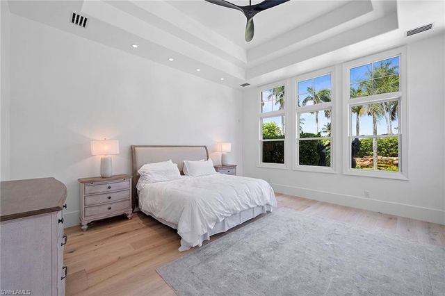 2749 Medallist LN, Naples, FL 34109