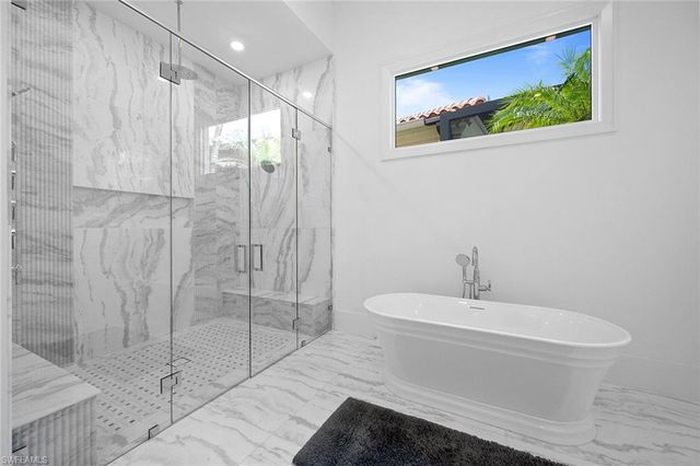 2749 Medallist LN, Naples, FL 34109