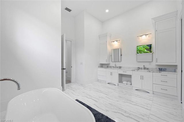 2749 Medallist LN, Naples, FL 34109