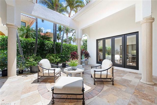 2749 Medallist LN, Naples, FL 34109