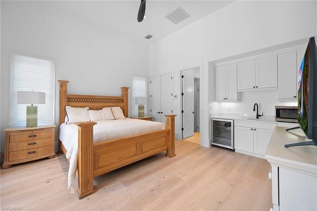 2749 Medallist LN, Naples, FL 34109