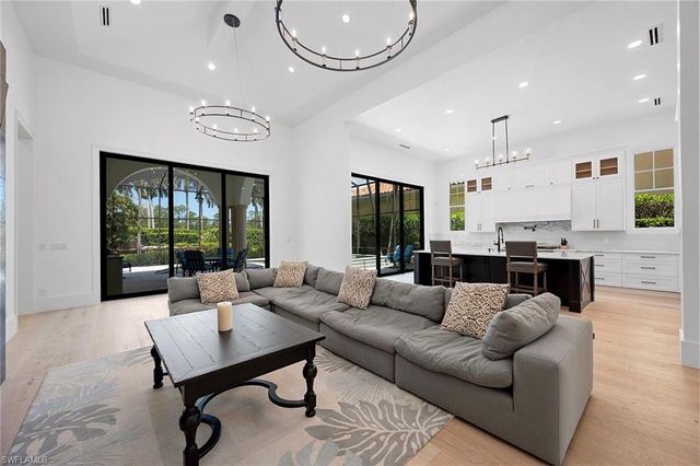 2749 Medallist LN, Naples, FL 34109