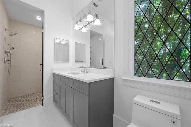 2749 Medallist LN, Naples, FL 34109