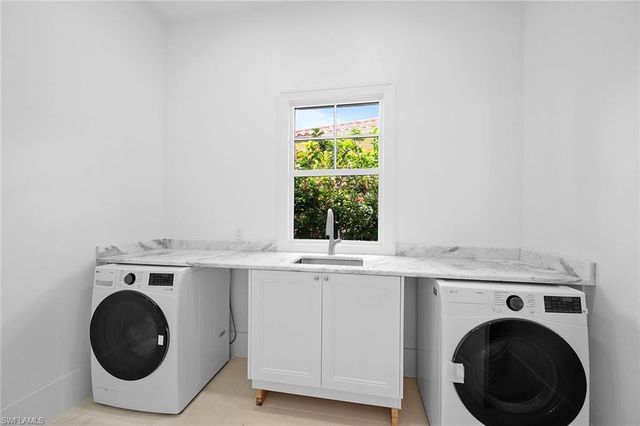 2749 Medallist LN, Naples, FL 34109