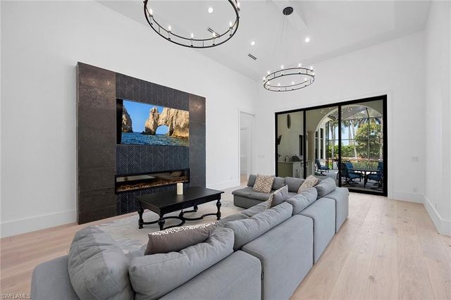 2749 Medallist LN, Naples, FL 34109