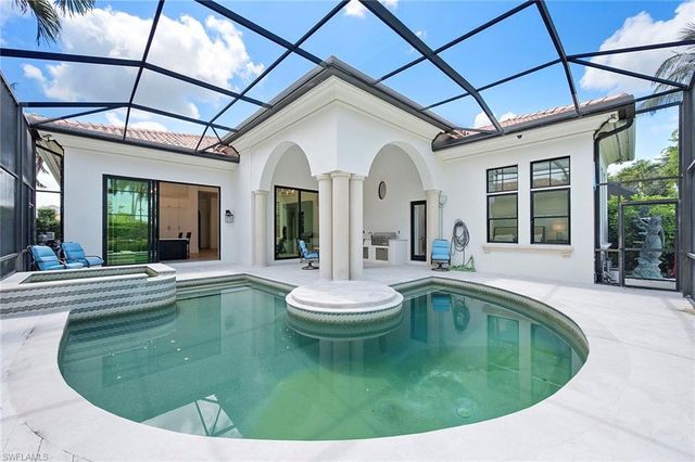 2749 Medallist LN, Naples, FL 34109