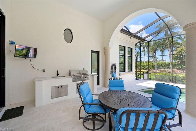 2749 Medallist LN, Naples, FL 34109