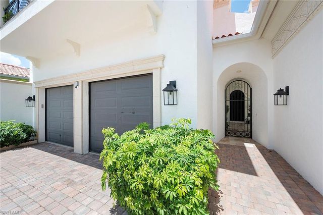 2749 Medallist LN, Naples, FL 34109
