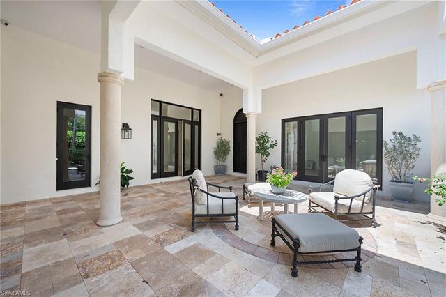 2749 Medallist LN, Naples, FL 34109