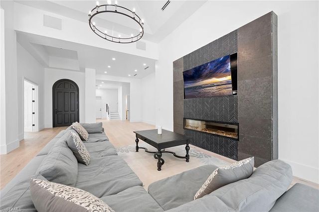 2749 Medallist LN, Naples, FL 34109