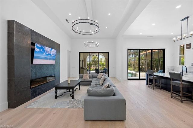 2749 Medallist LN, Naples, FL 34109