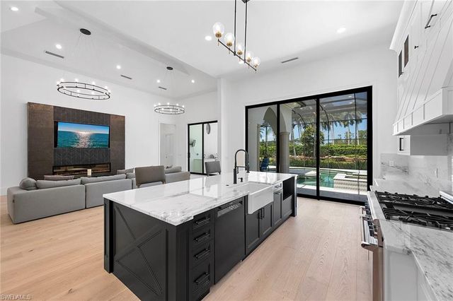 2749 Medallist LN, Naples, FL 34109