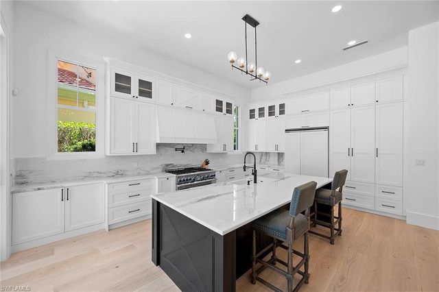 2749 Medallist LN, Naples, FL 34109