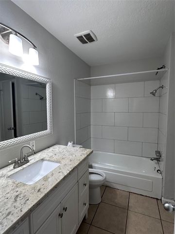 703 S 2nd Street, La Porte, TX 77571