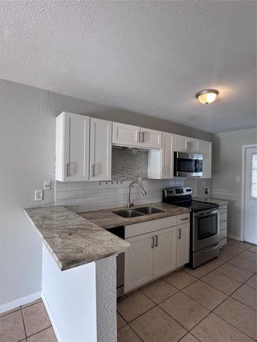 703 S 2nd Street, La Porte, TX 77571