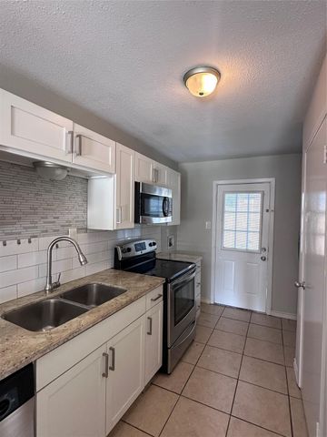 703 S 2nd Street, La Porte, TX 77571