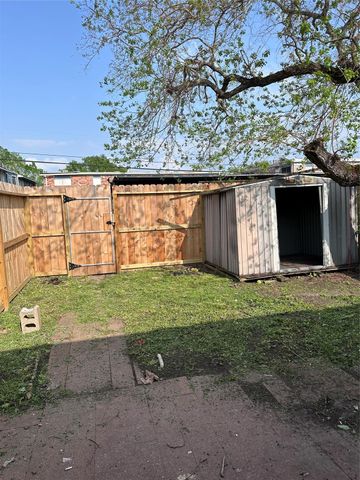 703 S 2nd Street, La Porte, TX 77571