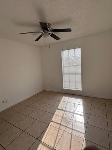 703 S 2nd Street, La Porte, TX 77571
